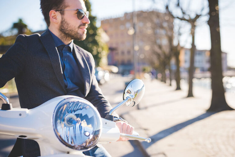 homme avec un scooter