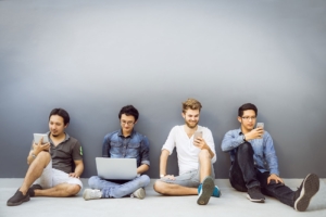 Jeunes qui passent le permis de conduire online