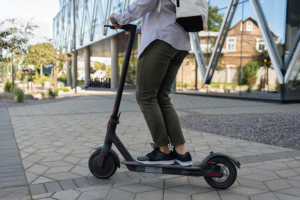 femme sur une trottinette électrique